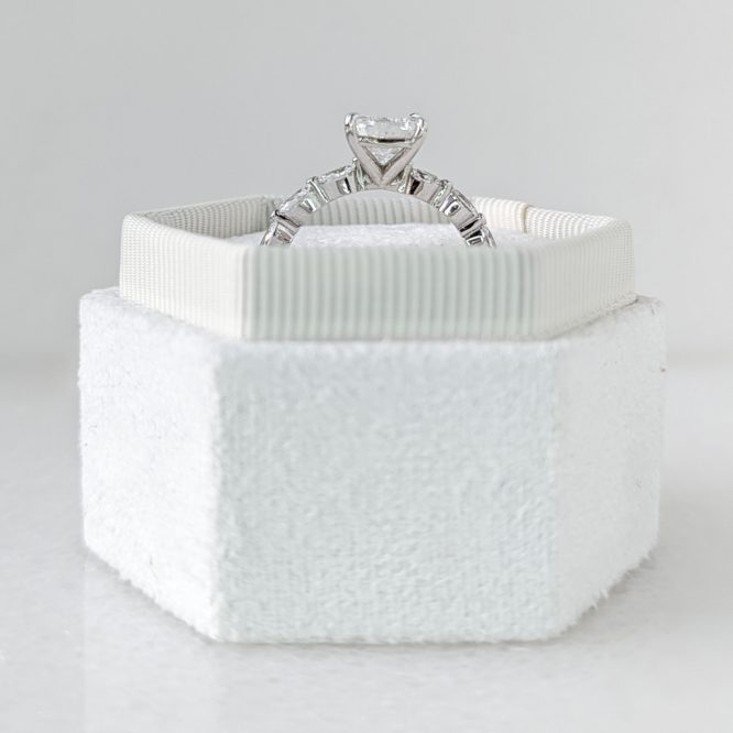 Lesile ring in a decorative box from the side