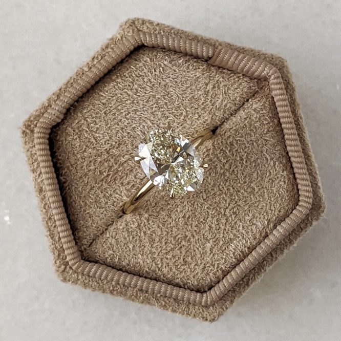 Kim Ring Oval diamond ring