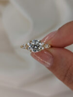 Shelly Ring - 1.86 Carat Round Brilliant Diamond Engagement Ring Two ovals and four Round diamonds - Image 3
